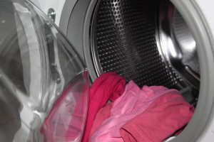 洗濯機から出る真っ黒カビの原因と対策とは？